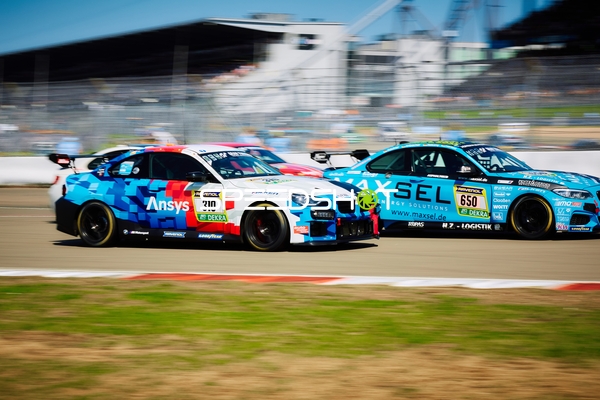 Zwei Fahrzeuge auf der Rennstrecke