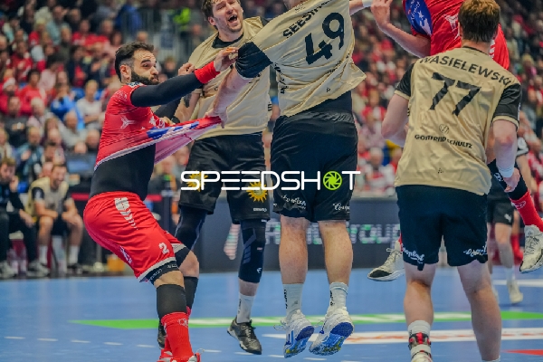 Gerdas Babarskas (14; Bergischer HC) und Rubén Marchán (2; MT Melsungen) im Zweikampf