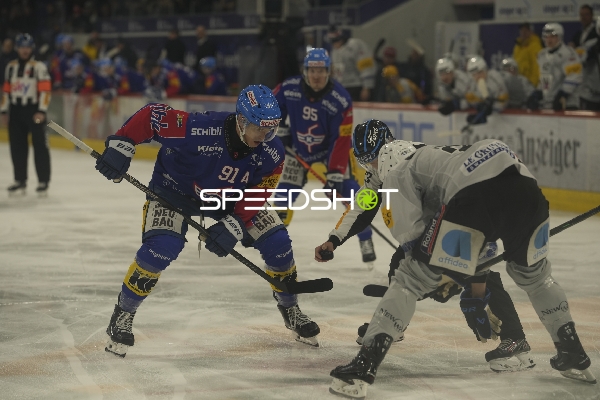 Faceoff zwischen Reto Schäppi (91; EHC Kloten) und 43; Fribourg-Gotteron