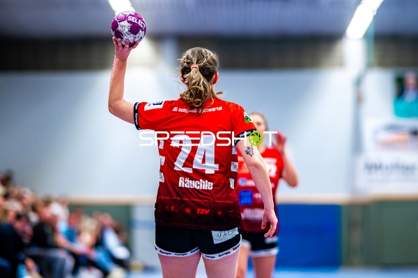 Sophie Räuchle (24, SG Schozach-Bottwartal) mit Ball