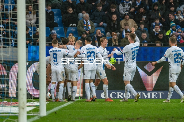 Spieler feiern Torjubel