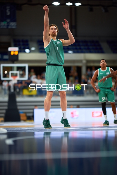 Marco Hollersbacher (9; Gladiators Trier) wirft auf Korb