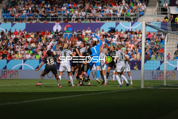 Zweikampf vor dem Tor