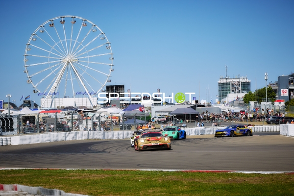 Rennfahrzeuge auf der Strecke