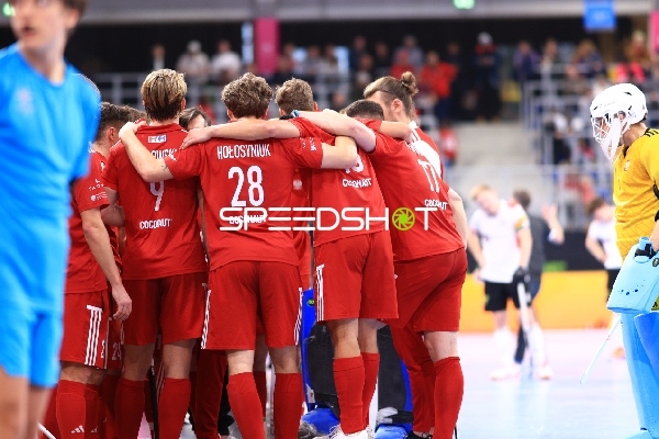 Jacek KUROWSKI (9; Polen) und Teamkollegen im Teamkreis