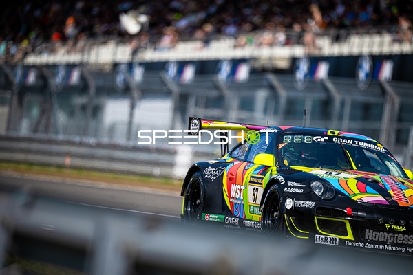 Rennfahrzeug Falken Motorsports auf der Rennstrecke