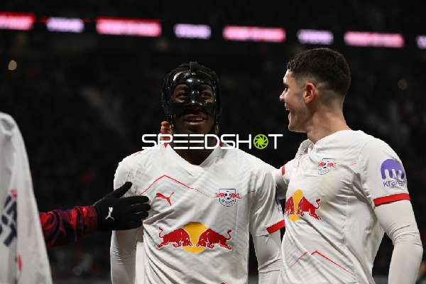 Spieler feiern gemeinsam