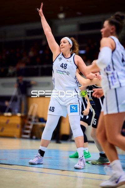 Anne Zipser (48; USC BaseCats Heidelberg) verteidigt
