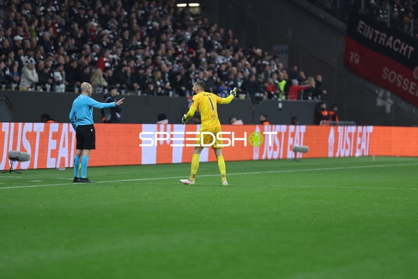 Torwart gestikuliert zum Schiedsrichter