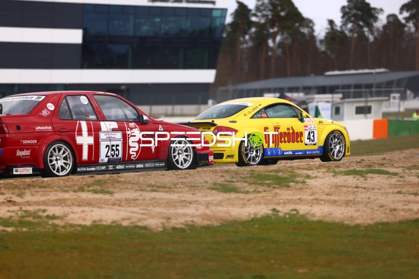 Dynamisches Rennmanöver auf dem Hockenheimring