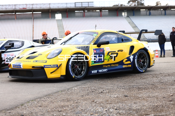 Gelbes Rennfahrzeug mit Startnummer 53 auf der Rennstrecke