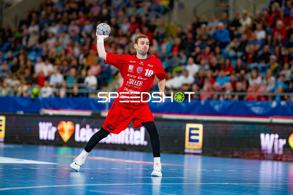 Tom Wolf (10; SG BBM Bietigheim) wirft