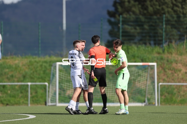 Diskussion mit Schiedsrichter