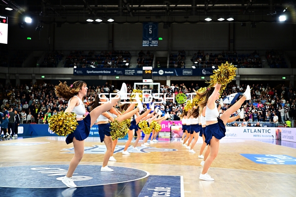 Cheerleader-Show beim easyCredit BBL Spiel