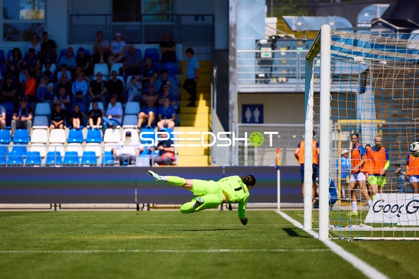 Mariella El Sherif (1, FC Carl Zeiss Jena Frauen) fliegt zum Ball