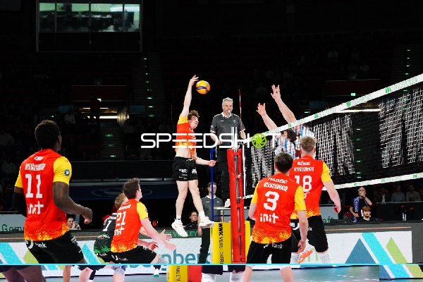 Spielszene mit Denir Hadzic (3; BADEN VOLLEYS SSC Karlsruhe), John Obi (11; BADEN VOLLEYS SSC Karlsruhe) und Maximilian König (18; BADEN VOLLEYS SSC Karlsruhe)