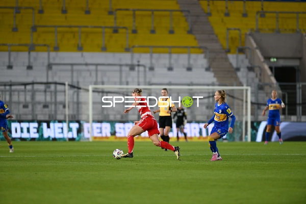 Spielerin mit Ball in Aktion