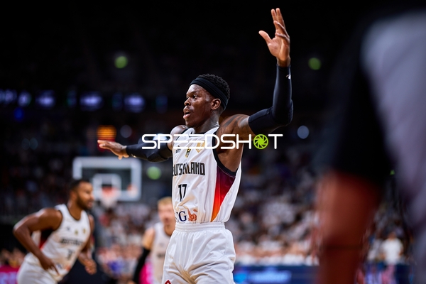 Dennis Schröder (17; Deutschland) verteidigt aktiv