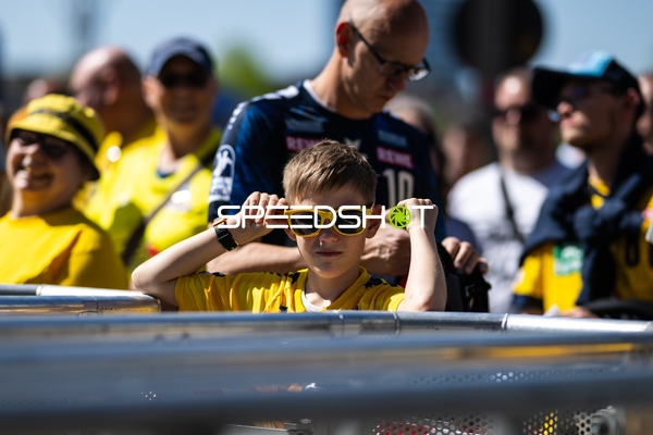 Fans versammeln sich zum Halbfinale