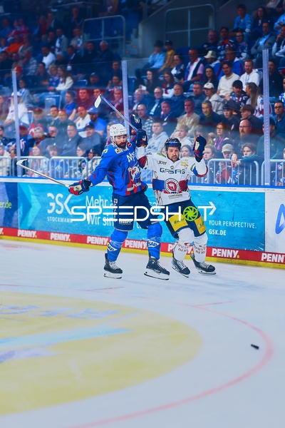 Zweikampf zwischen Adler Mannheim und Eisbären Berlin