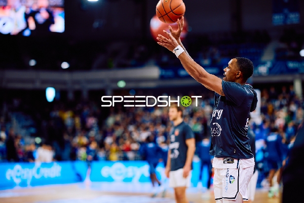 Ein Spieler von Brose Bamberg übt einen Wurf vor dem Spiel.