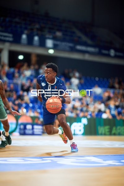 DJ Horne (0; MLP) dribbelt auf dem Court