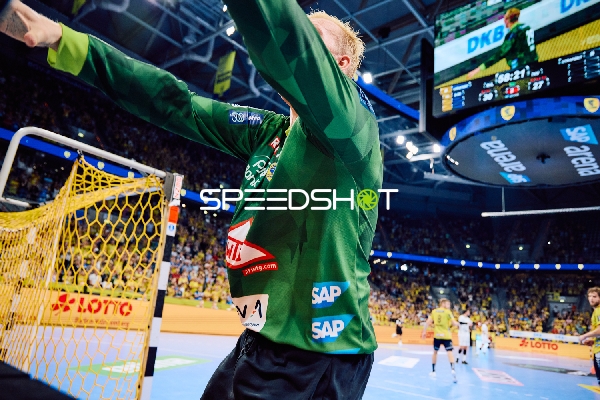 Torhüter in Aktion vor dem Tor