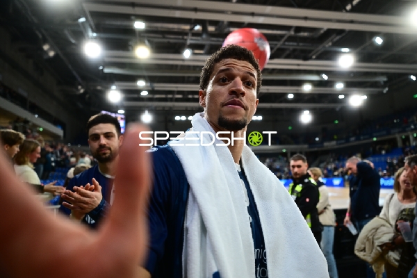 Samuell Williamson (10; MLP Academics Heidelberg) und Mateo Seric (21; MLP Academics Heidelberg) in Szene