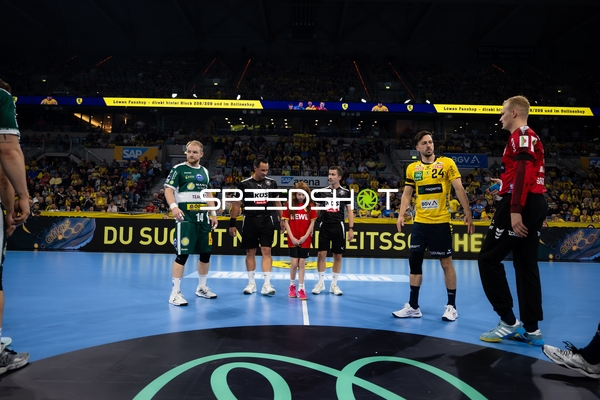 Schiedsrichter und Spieler beim Anwurf