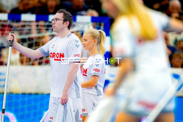 Zwei Personen in weißen Trikots