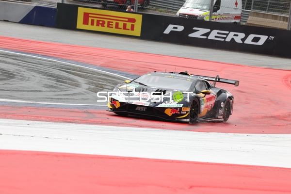 Rennfahrzeug auf der Rennstrecke