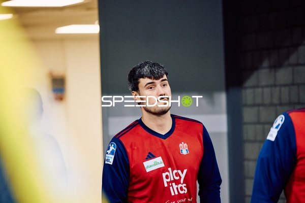 Ein Spieler von HSV Hamburg steht abseits des Spielfelds.