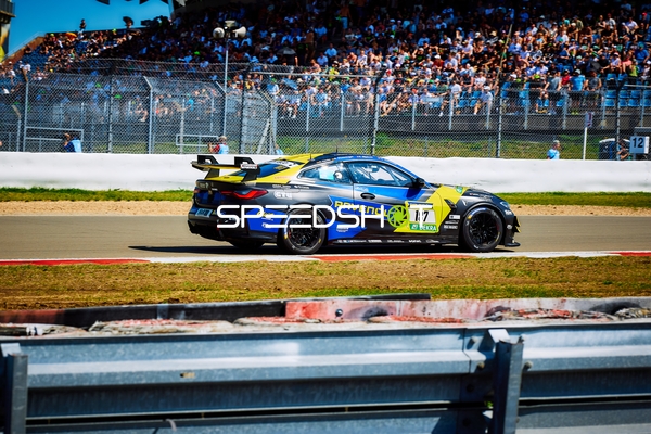 Fahrzeug auf der Rennstrecke