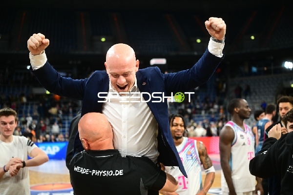 Jubel mit Lionel Bosco (998; Telekom Baskets Bonn) und Zachery Cooks (3; Telekom Baskets Bonn)