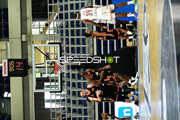 Spieler kämpfen um den Ball