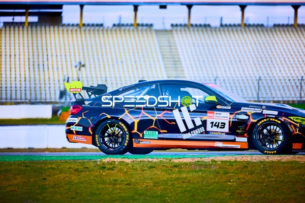 Rennfahrzeug Nummer 143 auf der Strecke