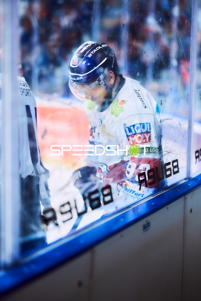 Spieler der Eisbären Berlin auf der Strafbank