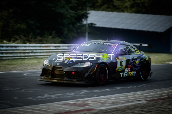 Rennfahrzeug Toyota GR Supra auf der Rennstrecke
