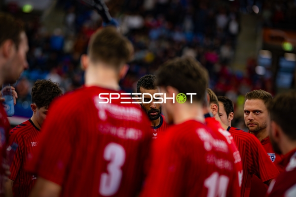 Fabian Wiederstein (18; SG BBM Bietigheim) im Teamkreis