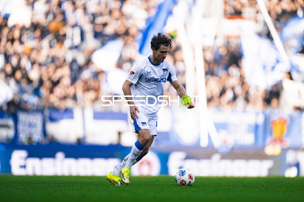 Spieler mit Ball in Aktion