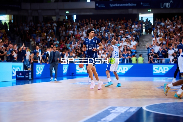 Dribbling Erol Ersek (11;MLP Academics Heidelberg), Jordan Theodore (25;Frankfurt Skyliners)