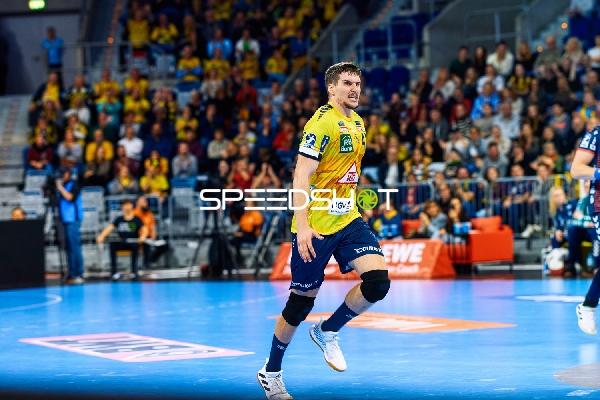 Ein Spieler der Rhein Neckar Löwen bewegt sich dynamisch über das Spielfeld.