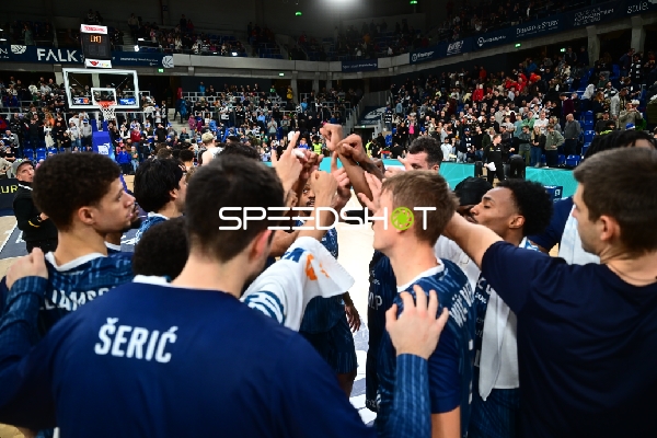 Szene mit Eric Reed Jr. (43; MLP Academics Heidelberg), Niklas Würzner (2; MLP Academics Heidelberg) und Michael Weathers (20; MLP Academics Heidelberg)