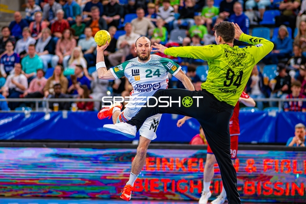Wurf Marcel Schiller (24;Frisch Auf Göppingen) gegen Daniel Rebmann (94;SG BBM Bietigheim)