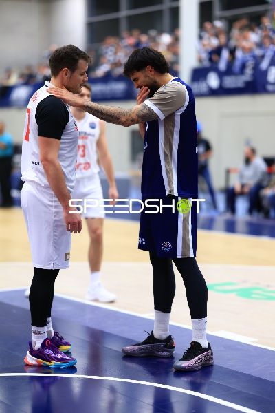 Samuell Williamson (10; MLP Academics Heidelberg) und Matej Svoboda (11; Basketball Nymburg) in Gespräch