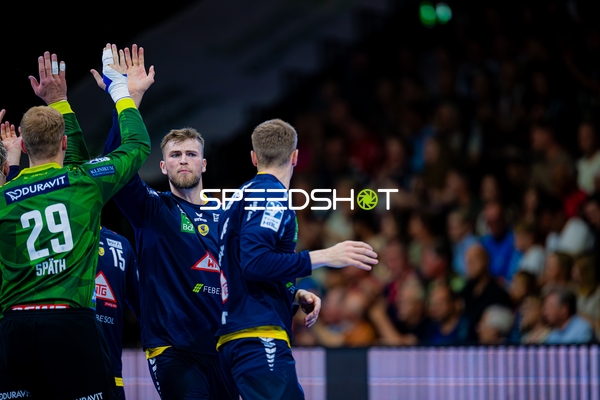 High Five Steven Plucnar Jacobsen (9;Rhein Neckar Löwen), David Späth (29;Rhein Neckar Löwen)