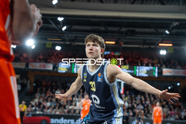 Bennet Hundt (33; Alba Berlin) in Verteidigung