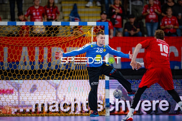 Fabian Apfel (28; HSC 2000 Coburg) wehrt ab