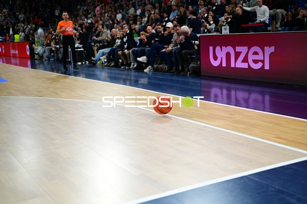 Basketball-Ball auf Spielfeld