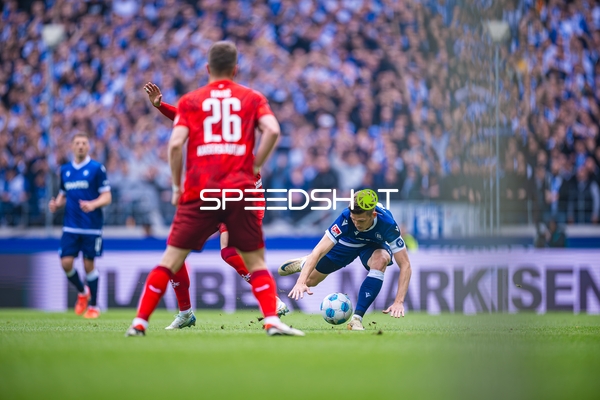 Ballkontrolle Marvin Wanitzek (10, Karlsruher SC), Filip Kaloc (26, 1. FC Kaiserslautern)